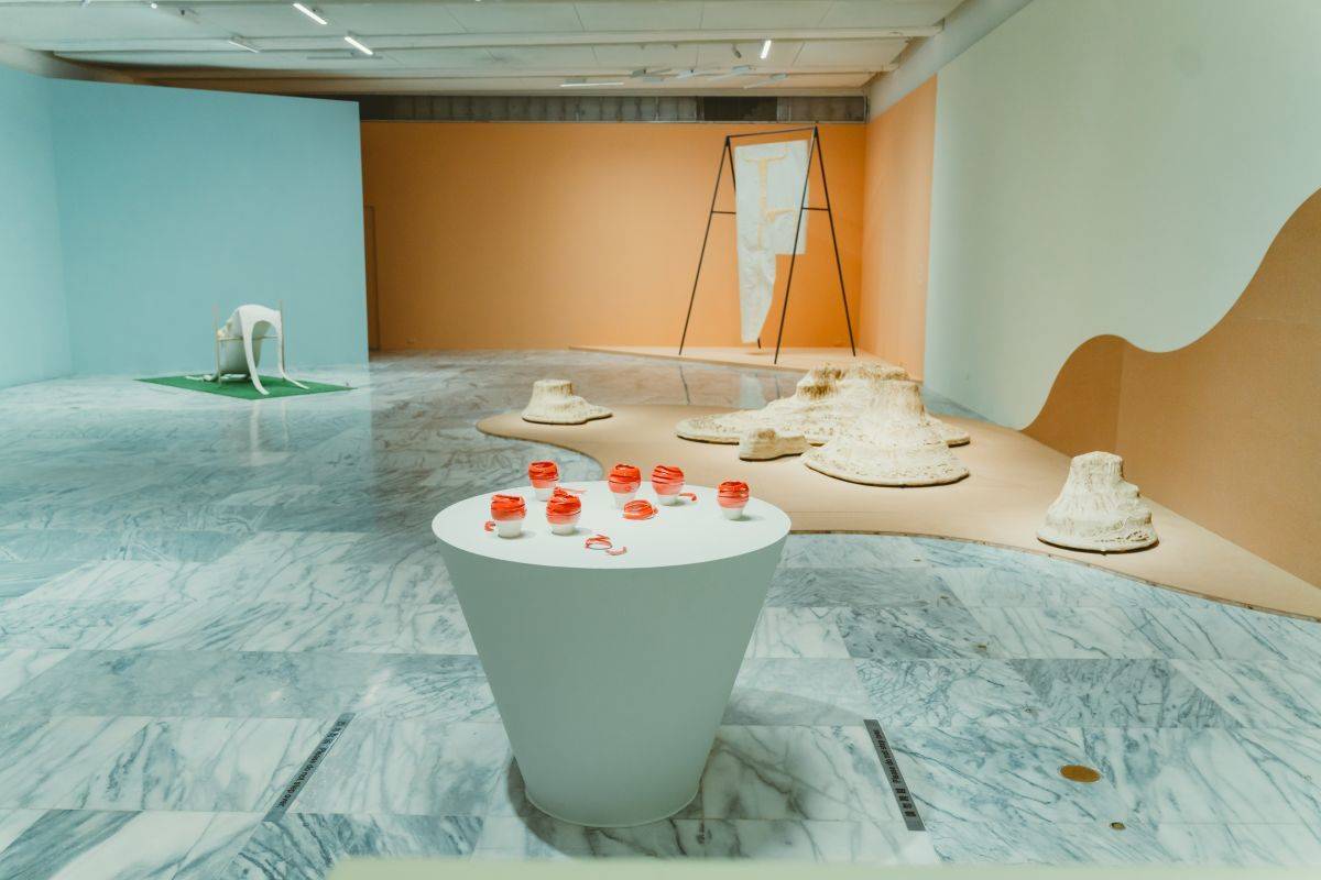 藝術家劉書妤的《裊裊：或者目送一顆蘋果》和《漫遊者：地理》作品(圖片提供:北美館)