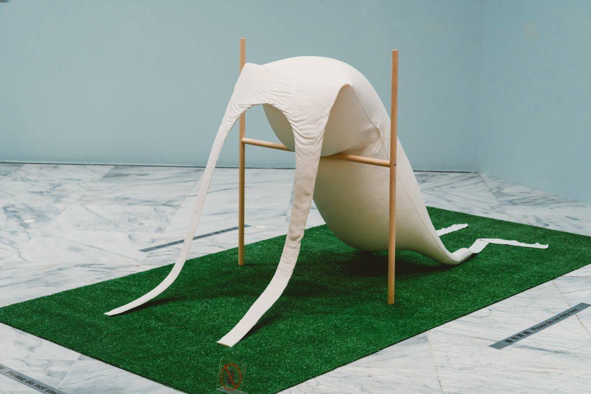 戴爾芬・普伊耶作品《敏捷#4》表現身體伏倒在橫桿上，彷彿摔倒或是力竭的瞬間(圖片提供:北美館)