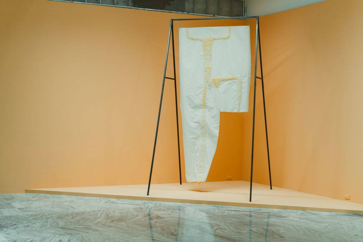 戴爾芬・普伊耶作品《憂慮》取材自引體向上的動作，呈現身體奮力的狀態(圖片提供:北美館)