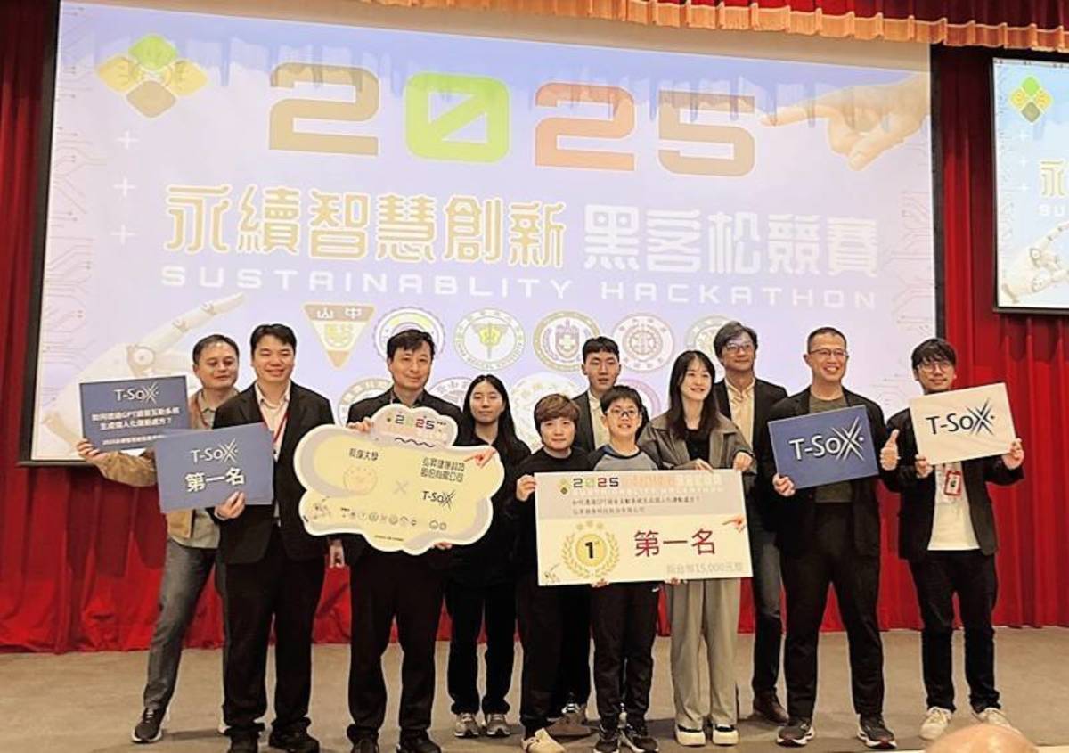 團隊奪冠，運動保健系廖翊宏院長(右二)與林懿苑主任(左五)帶領團隊師生共同上臺領獎。(北護大提供)