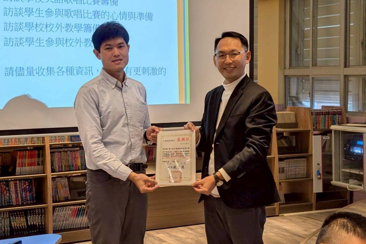 施校長(右)頒贈感謝狀給教育電臺