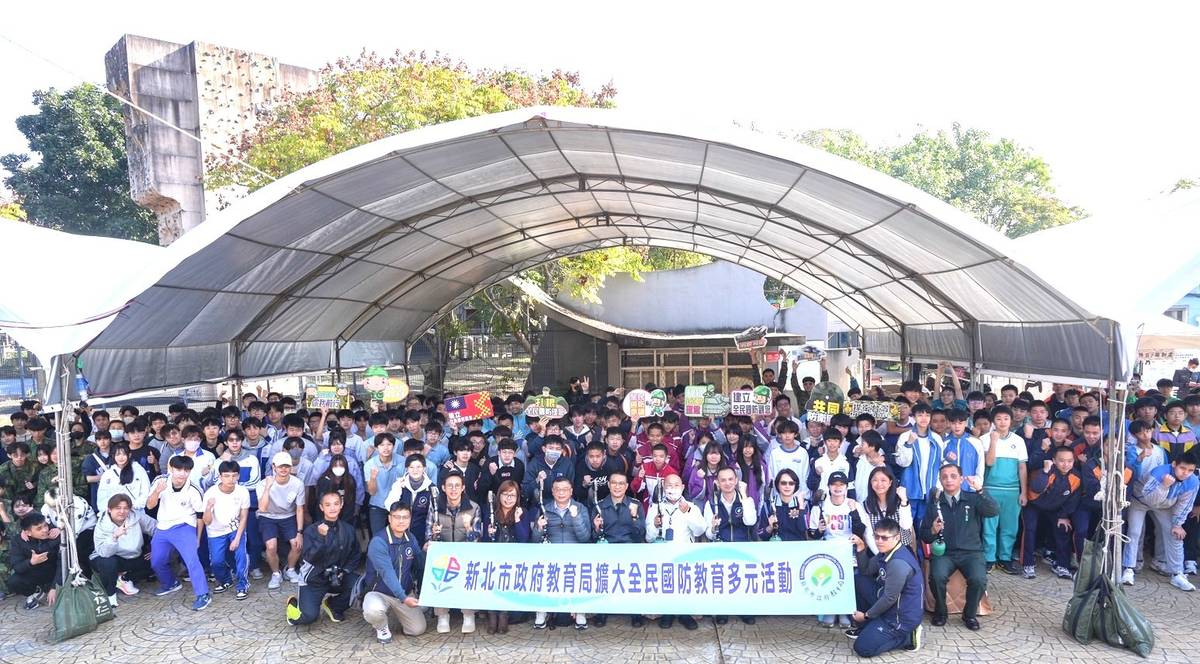 為114年推動中等學校全民國防教育暨防制學生藥物濫用活動，與現場來賓及師生大合影照