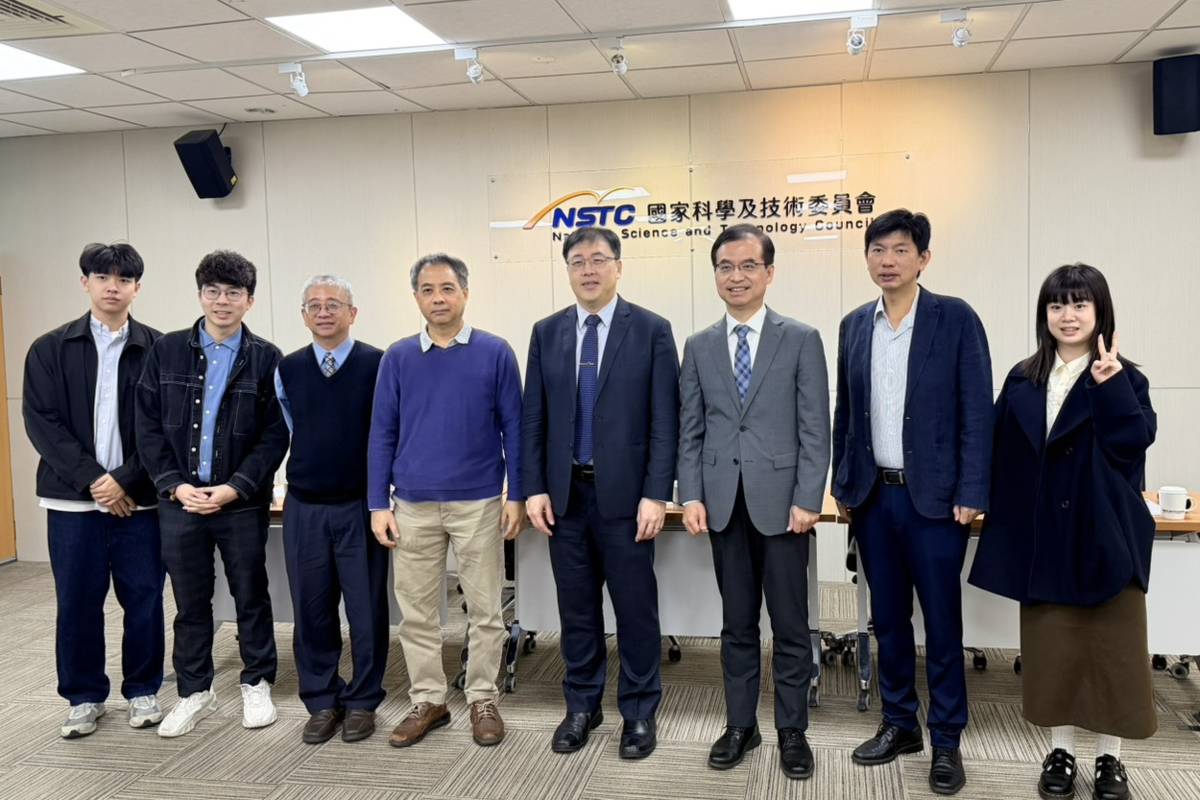 減少碳排放！成功研發「中溫高效製氫核心材料」成果發表會大合照。(記者蘇瑞雯拍攝)