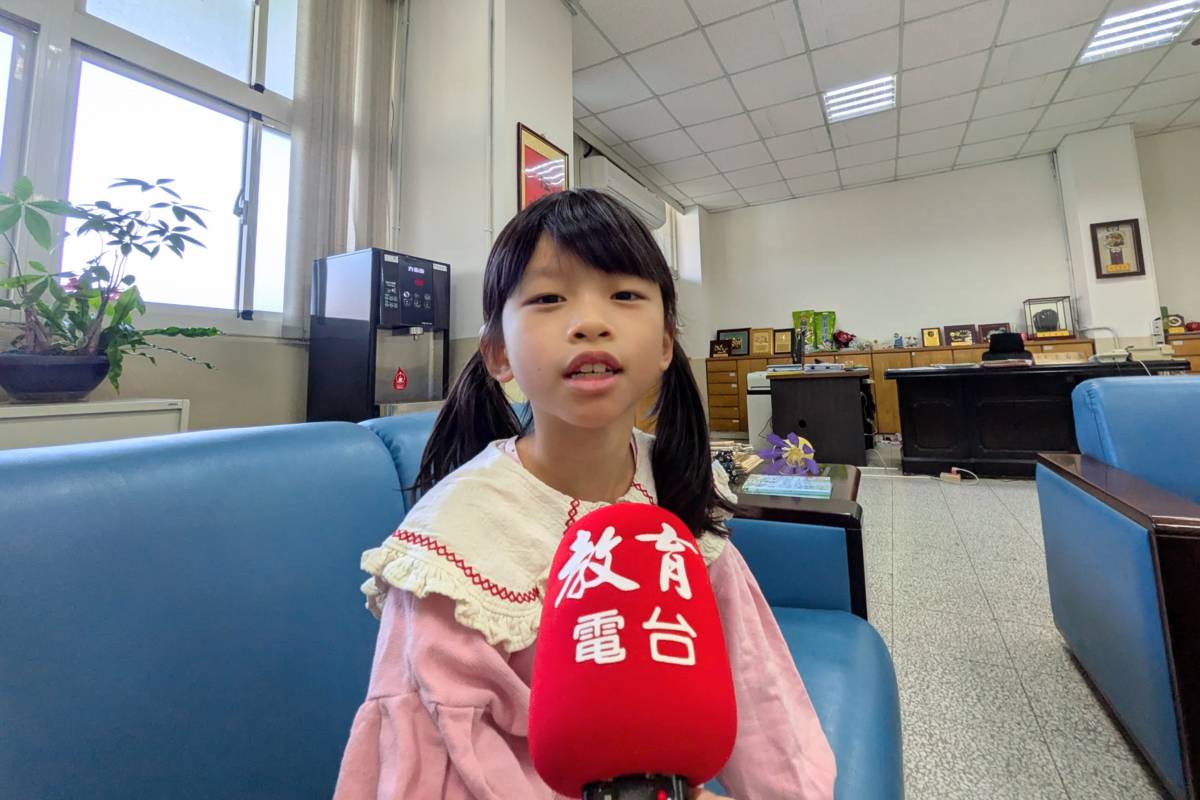 學生蔡又曦希望「史尼氏小䰾」能順利適應校園生態池的環境

