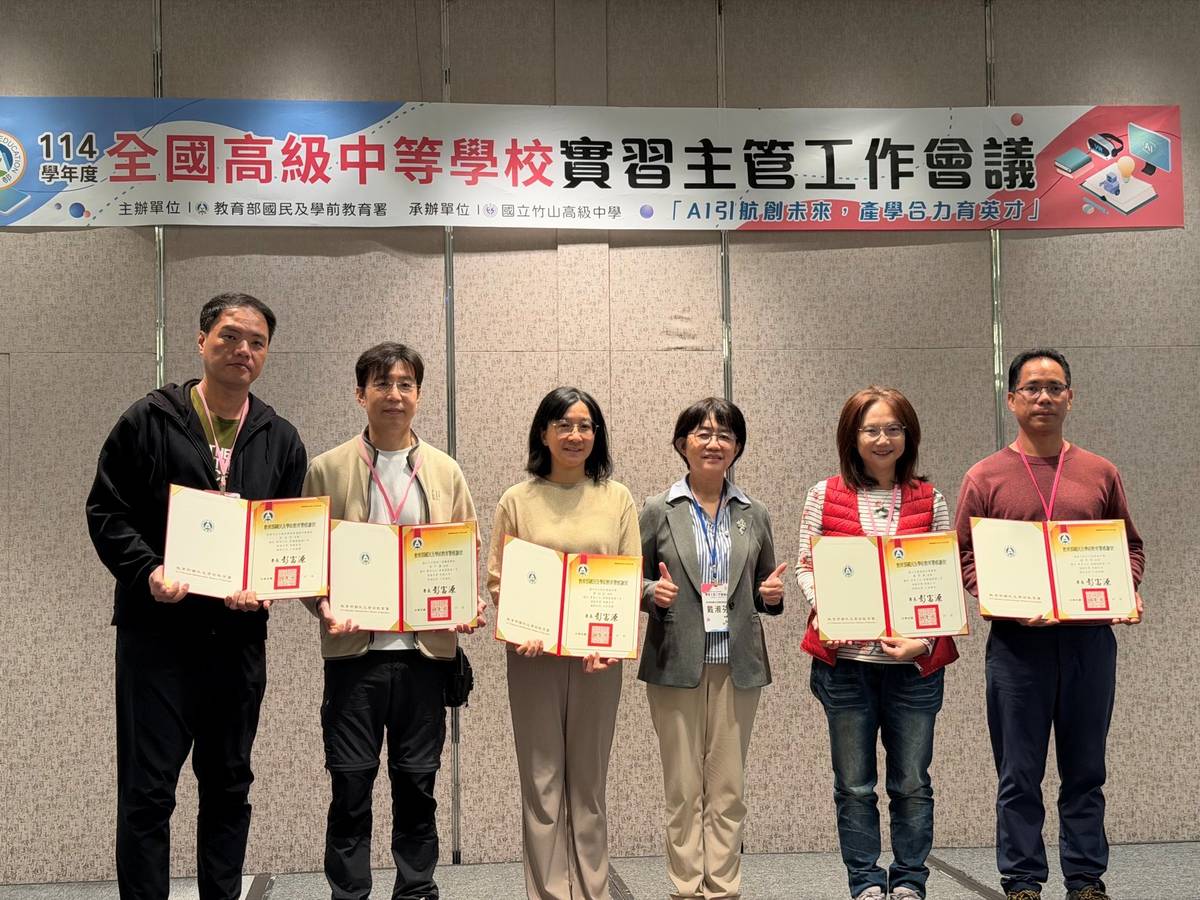 國教署戴淑芬副署長於工作會議中頒發5年以上資深實習主任獎狀。(國教署提供)