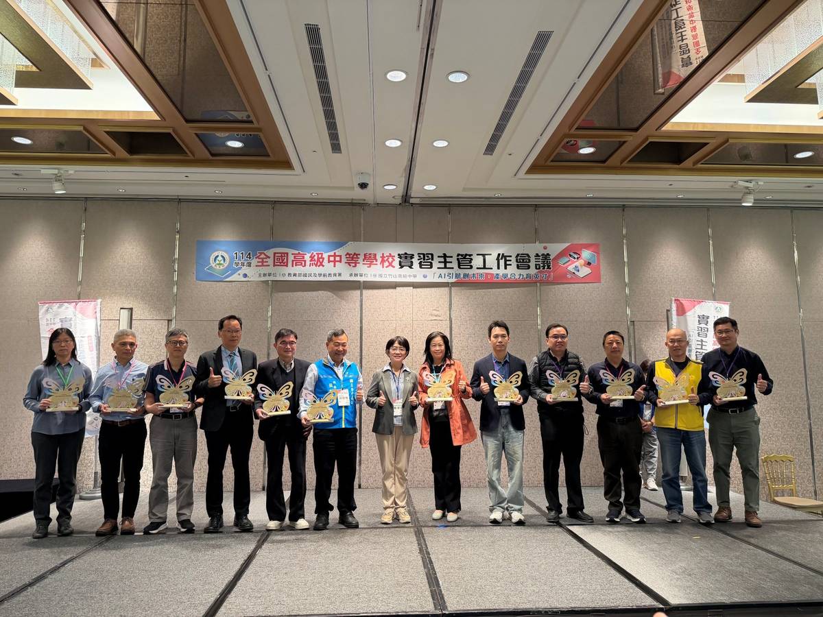 國教署戴淑芬副署長於工作會議中頒發建教合作考核一等學校及機構獎座。(國教署提供)