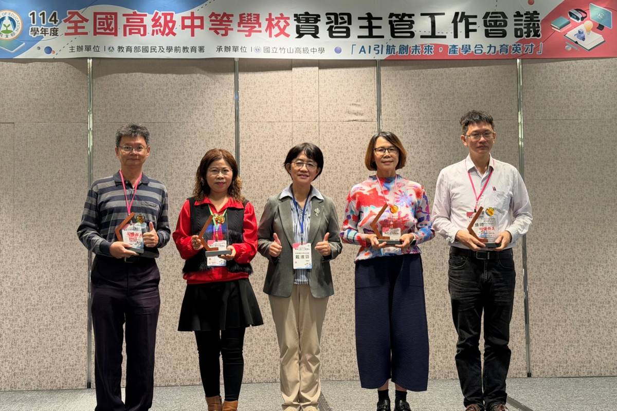 國教署戴淑芬副署長於工作會議中頒發10年以上資深實習主任獎座。(國教署提供)