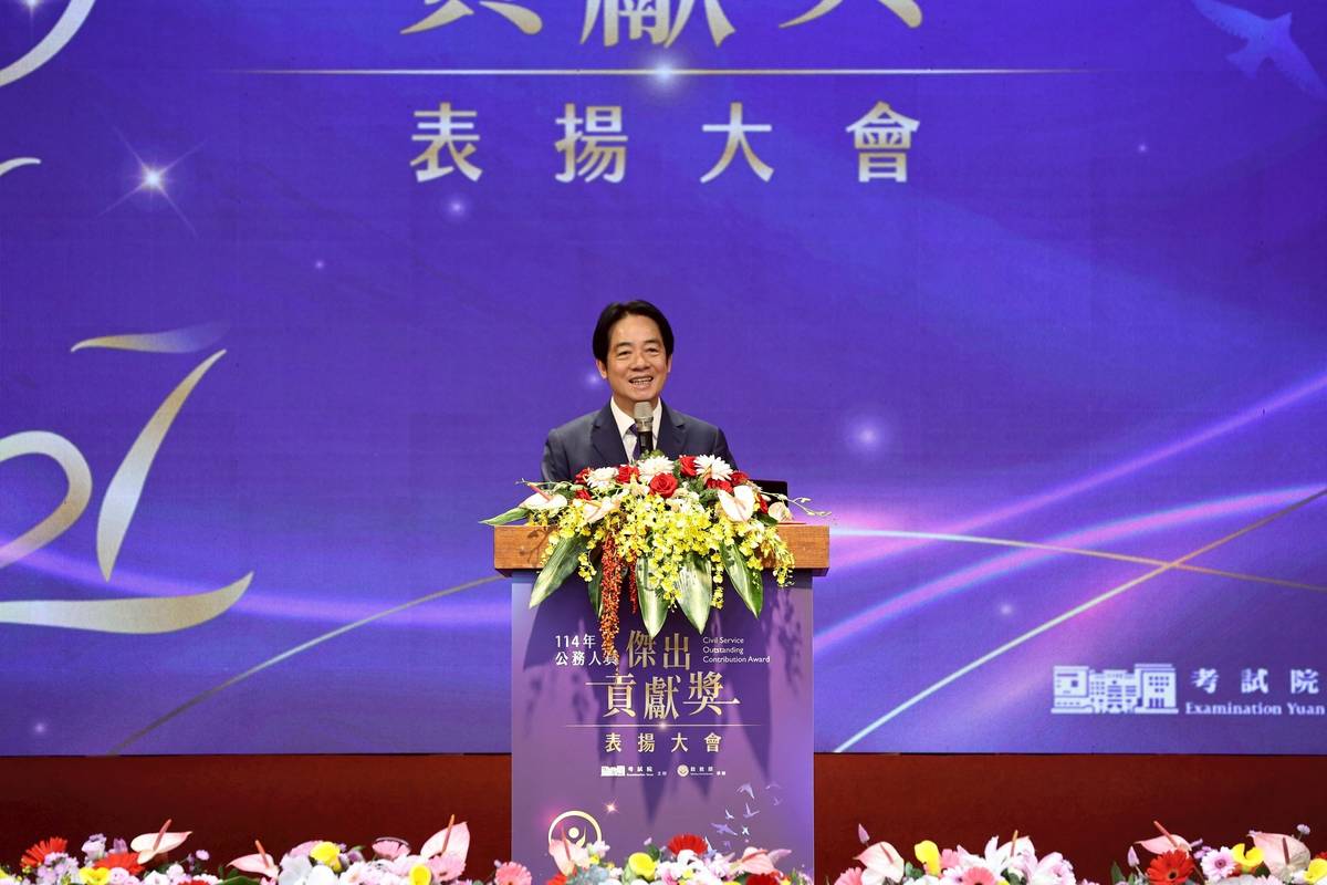 總統親臨114年公務人員傑出貢獻獎表揚大會現場致詞。（銓敘部提供）