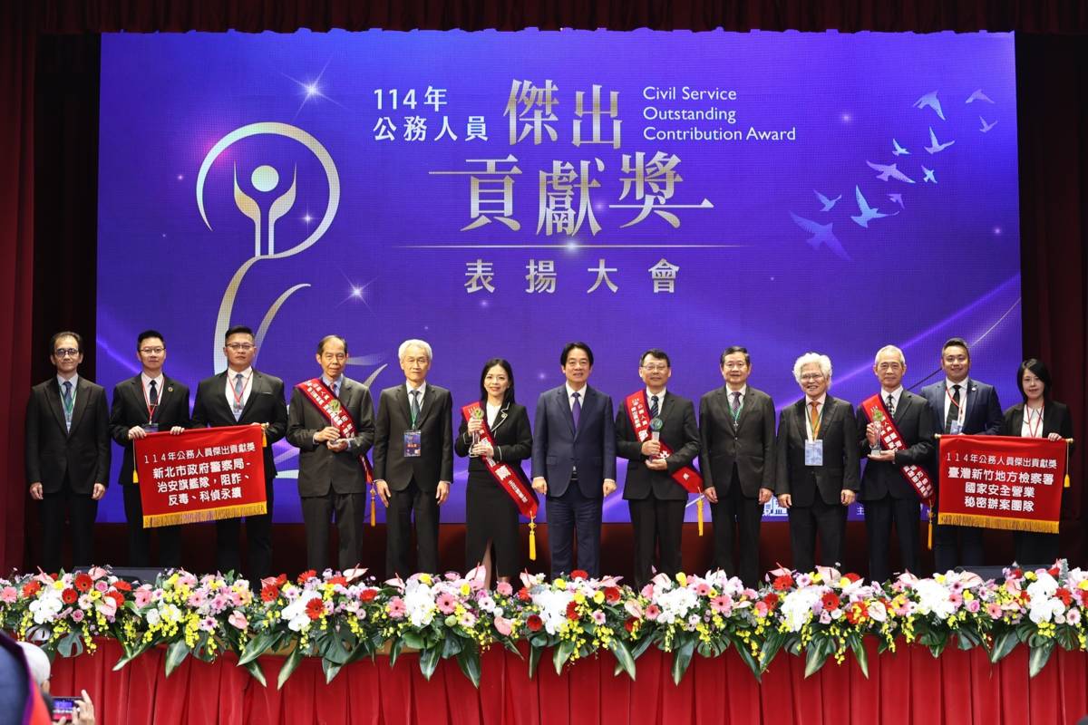 總統與獲獎者一同合影。（銓敘部提供）