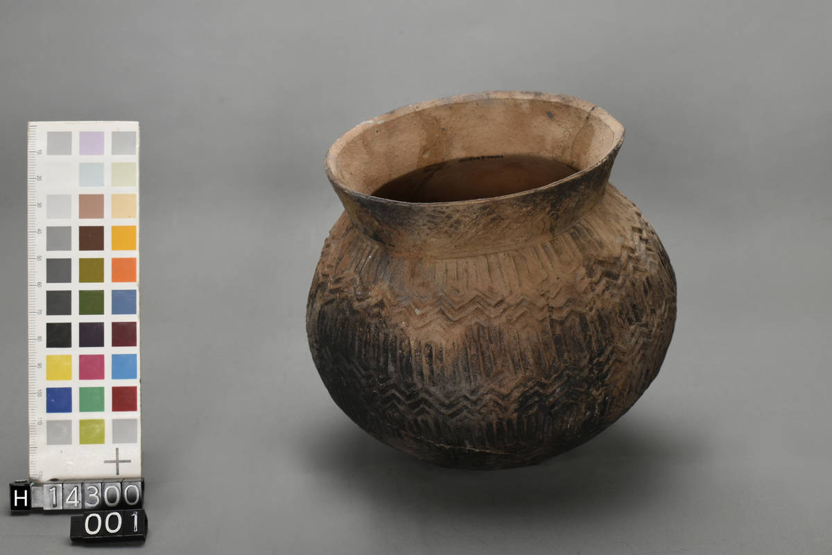 幾何印紋陶罐。（蘭陽博物館提供）