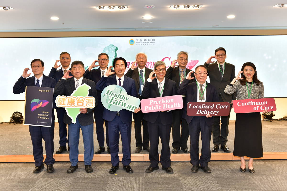 國民健康署今天(17日)舉行「臺灣領航 消除C肝」國際記者會，圖為記者會合影。(國健署提供)