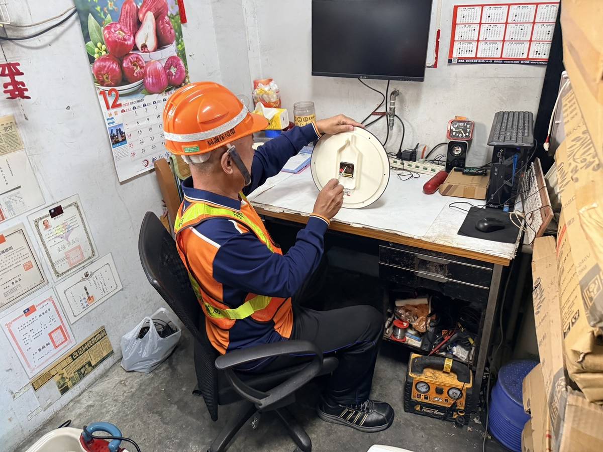 清潔隊修繕達人巧手修復時鐘.jpg