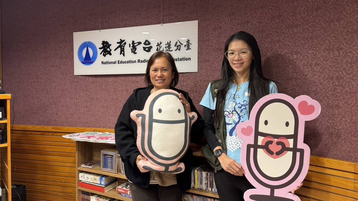 鄭惠美(左)和苡雍.菈菛分享陪伴光復居民走過重建漫長道路。
