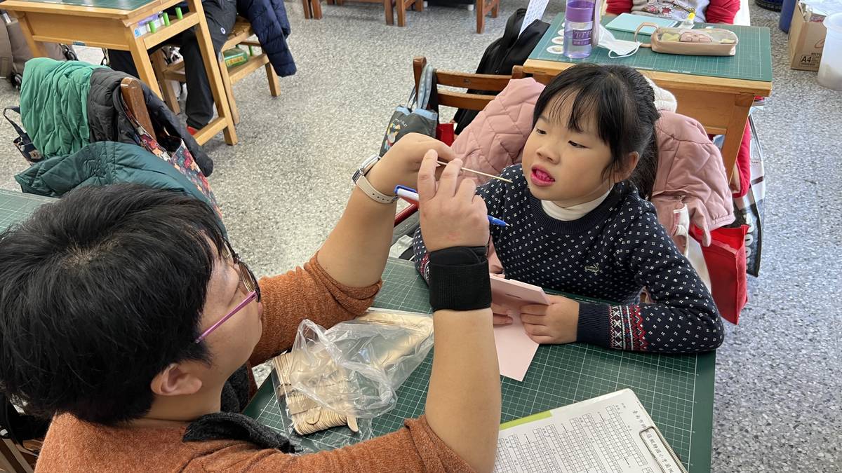 113學年度「口腔保健績優學校遴選」-特優-臺南市將軍區鯤鯓國小-學童牙菌斑檢測

臺南市將軍區鯤鯓國民小學榮獲 113 學年度「口腔保健績優學校遴選」特優。學校透過精準健康管理與家校合作，將健康促進從校園延伸至社區，讓健康成為孩子日常的一部分。鯤鯓國小以「標準化、生活化、輔導化」落實口腔保健，結合跨專業合作與跨領域教學，突破偏鄉小學的資源限制，提供孩子更全面的口腔照護。從行政整合到實際執行，讓健康政策不只是制度，而是真正影響學生生活的行動力。

採訪：臺南市將軍區鯤鯓國民小學黃向秀校長、胡凱婷學務組長、陳毓婷護理師、五年甲班林子尹、周銘昌同學、陳易臻同學
