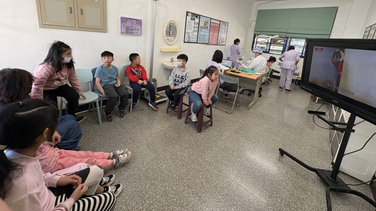 113學年度「口腔保健績優學校遴選」-特優-臺南市將軍區鯤鯓國小-學生在牙科診療中心等待口腔診療