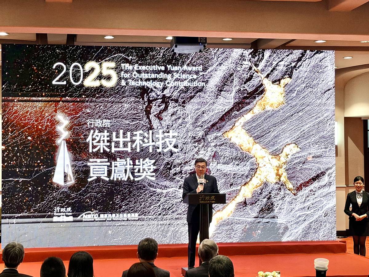 行政院院長卓榮泰表示，今年「行政院傑出科技貢獻獎」三位得獎人，分別來自工程科技、生物醫農及人文社會三大領域，正好代表臺灣在提升整體國家競爭力過程中，最關鍵的三項發展面向。(記者蘇瑞雯拍攝)