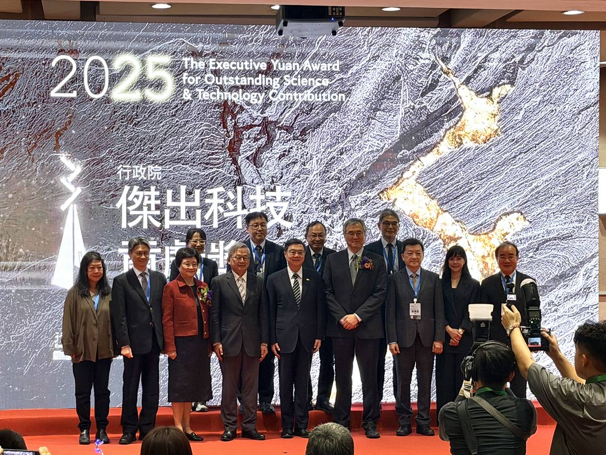 「2025年行政院傑出科技貢獻獎」頒獎典禮大合影。(記者蘇瑞雯拍攝)