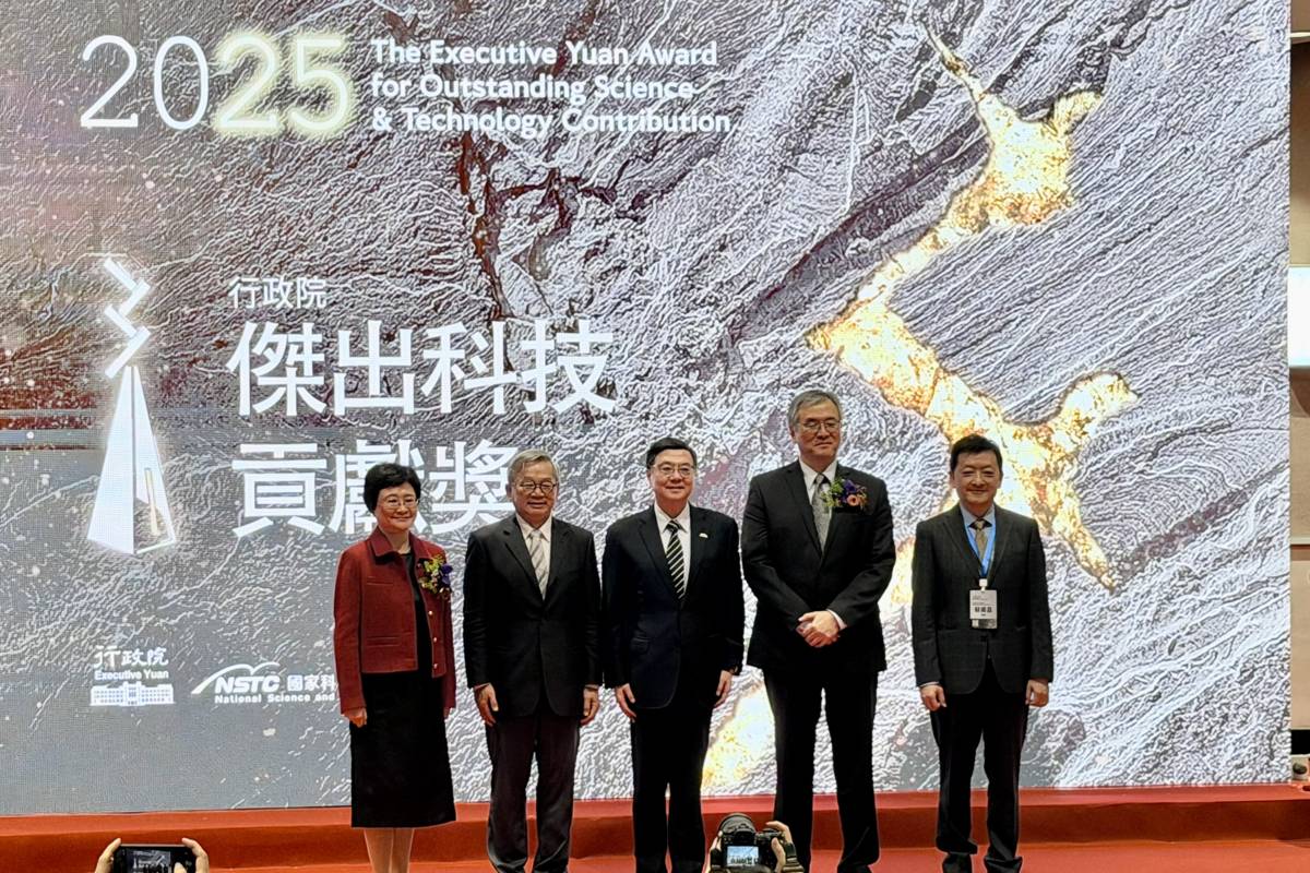 今年共有三位得獎人，分別為台灣積體電路製造股份有限公司執行副總經理暨共同營運長米玉傑、中央研究院植物暨微生物學研究所特聘研究員林納生，以及國立陽明交通大學教育研究所教授周倩。(記者蘇瑞雯拍攝)