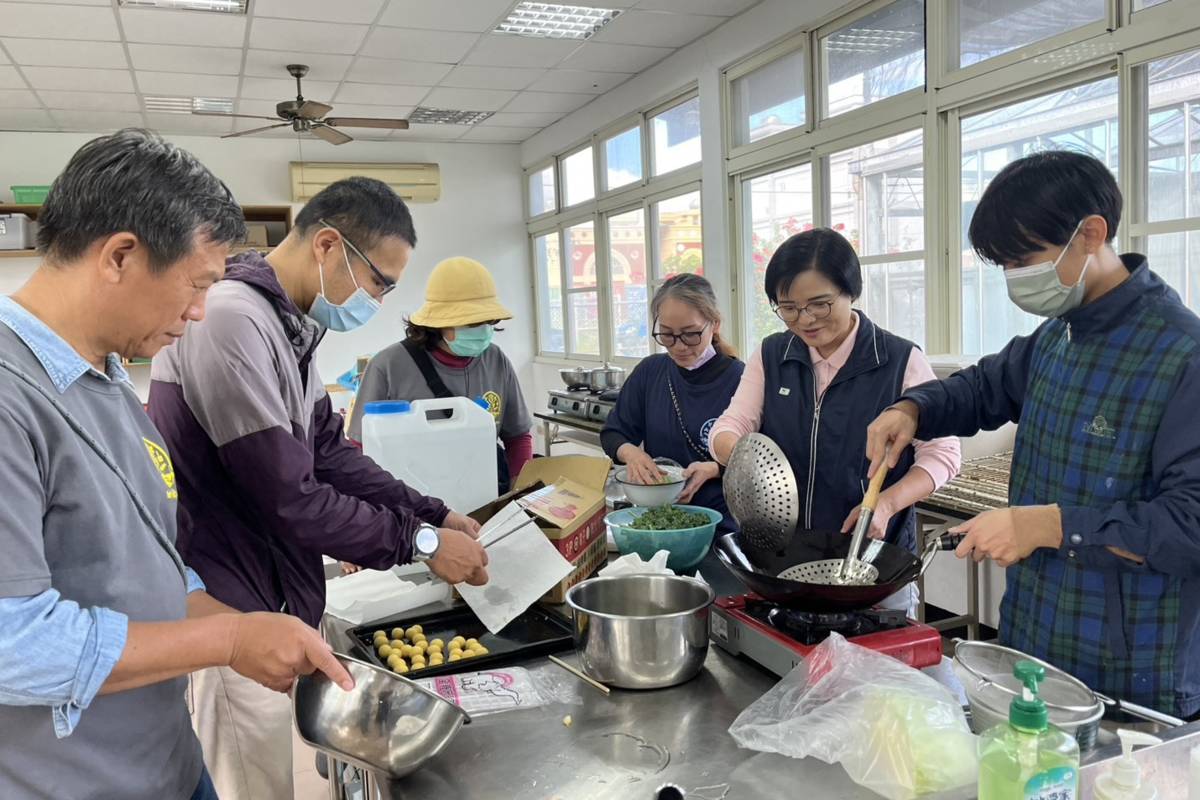 國立臺東專科學校園藝暨景觀科舉辦園藝週暨教學成果展，師生在調理教室準備豐盛的食物。