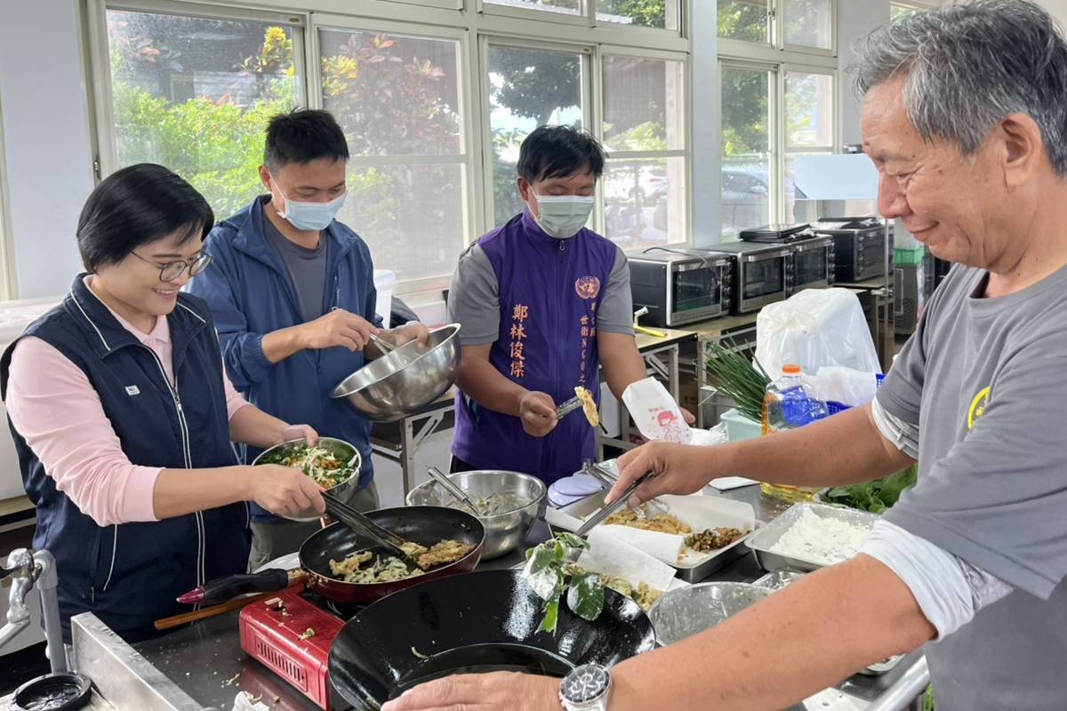 在老師的陪伴下，學生認真準備各種美食。