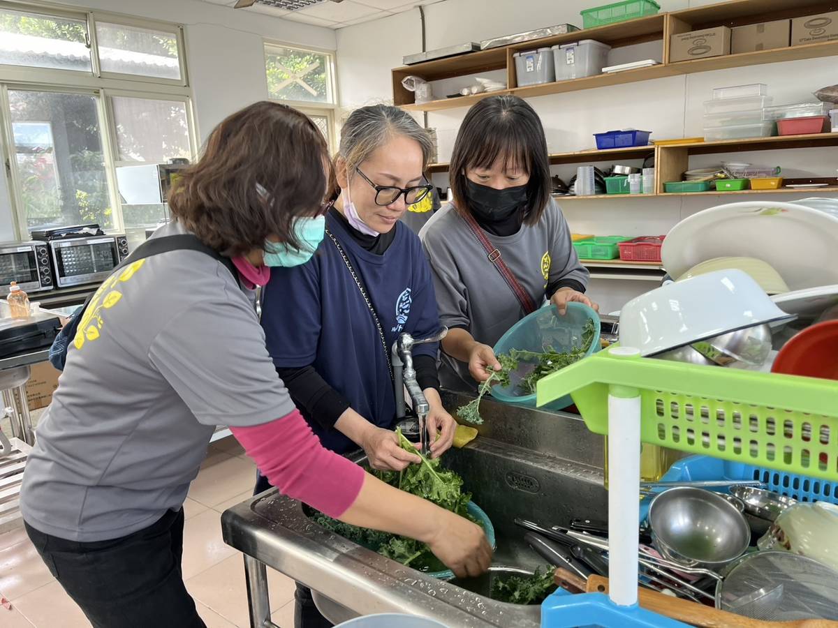 園藝科學生們專心的洗菜