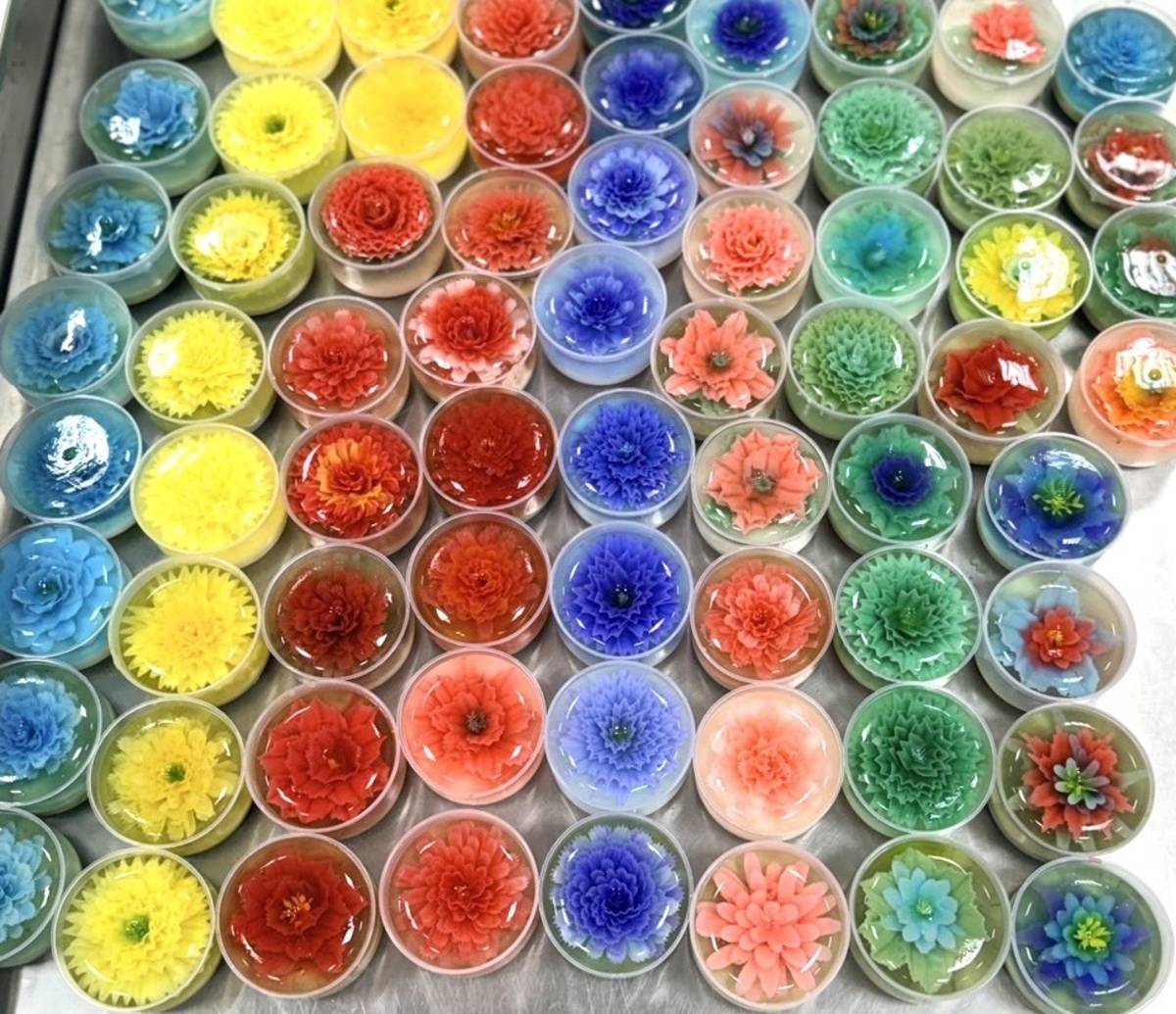 園藝科學生從昨天早上6點多開始做到晚上6點多，做了100顆果凍花，大受歡迎。