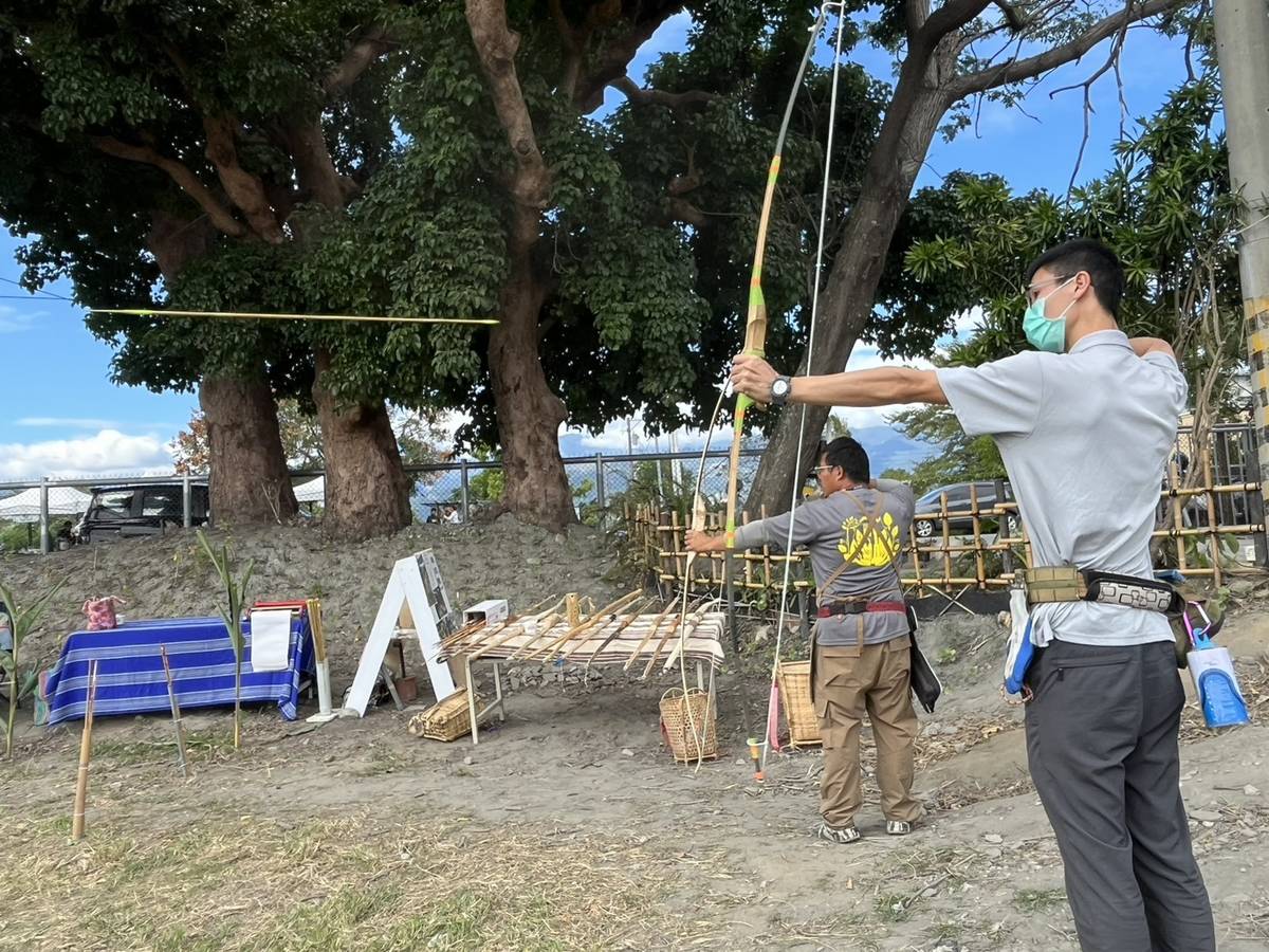 東專園藝科成果展當中，還有射箭體驗活動。