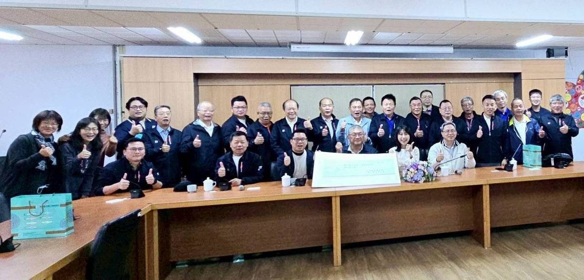 臺灣區冷凍空調工程工業同業公會中區與南區公會和關山工商校長王怡婷合影