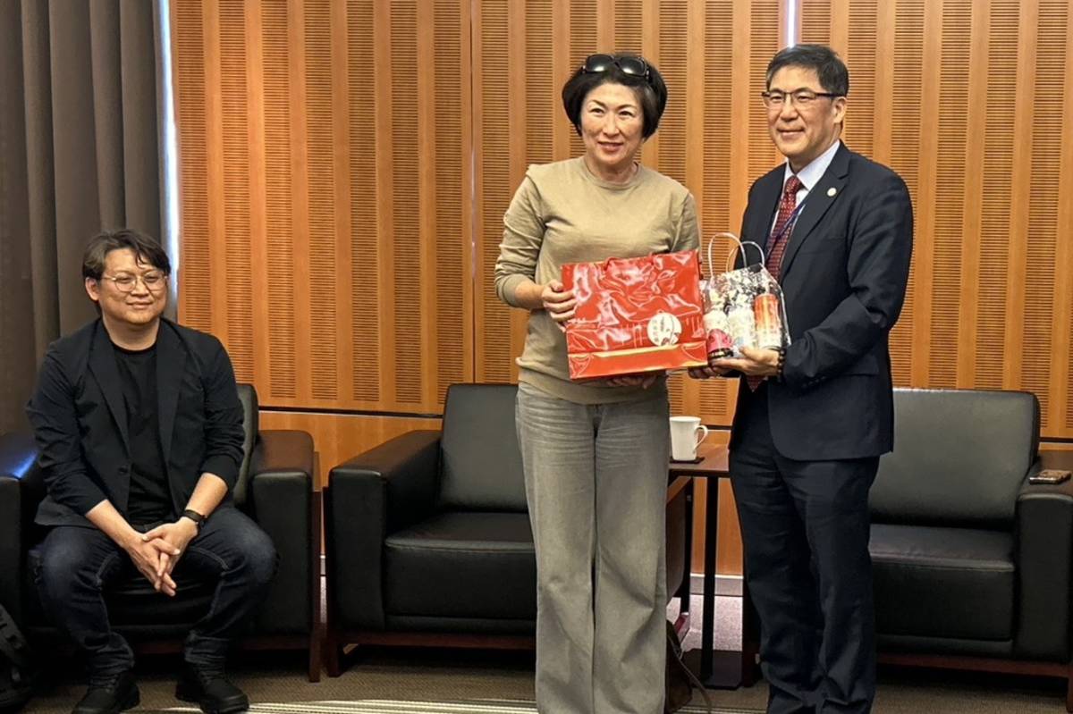 臺東縣長饒慶鈴縣長率領衛生局長孫國平，由黃建賓立委等人陪同，前往高醫拜訪。