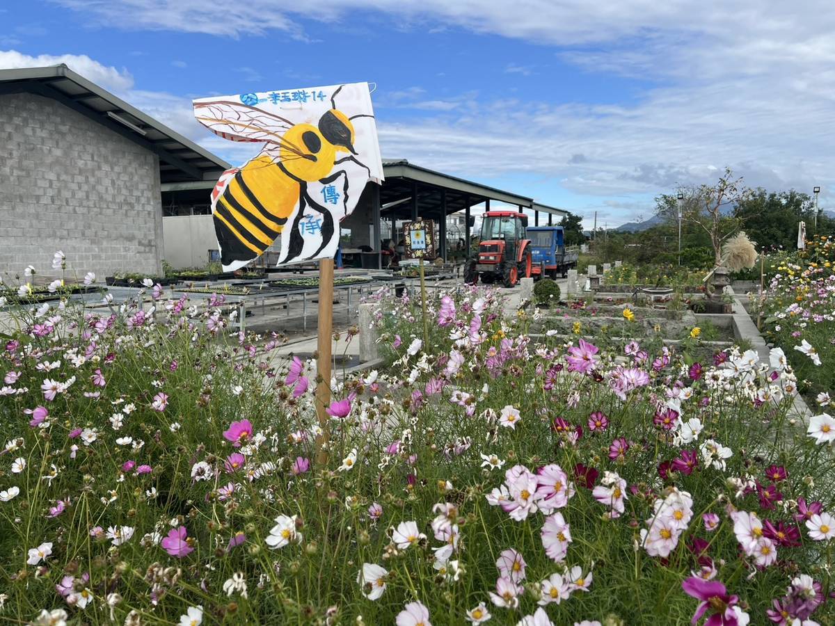 東專園藝景觀科學生用心照顧自己的花園，還插上自己設計的招牌。