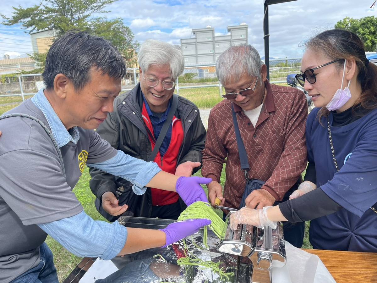 學生認真的製做麵條