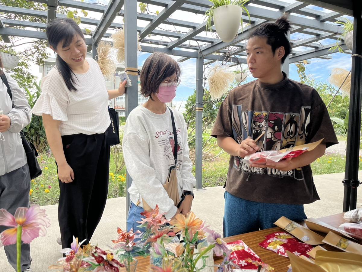 學生詳細介紹自己的農特產品