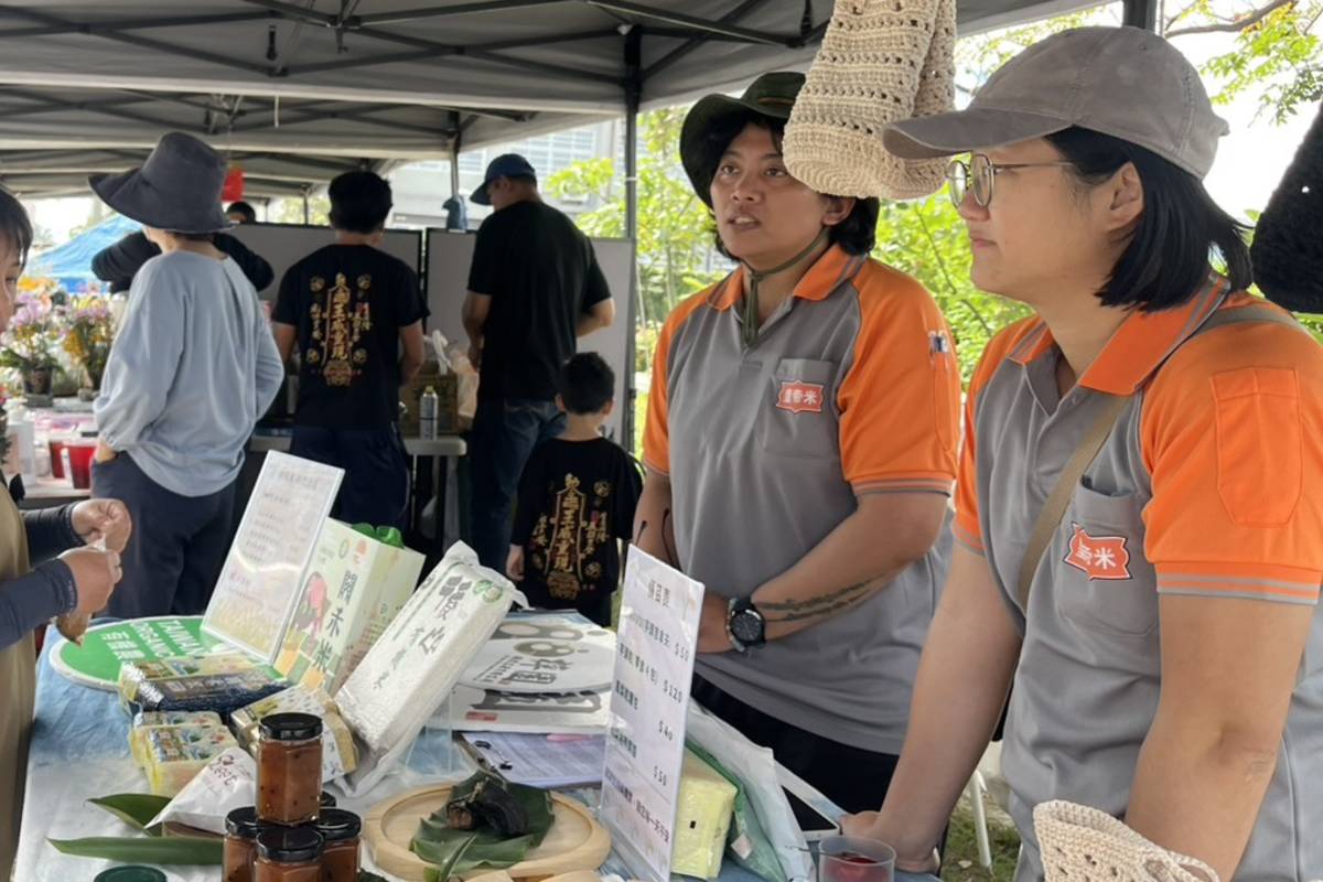 學生仔細解說每樣產品特色