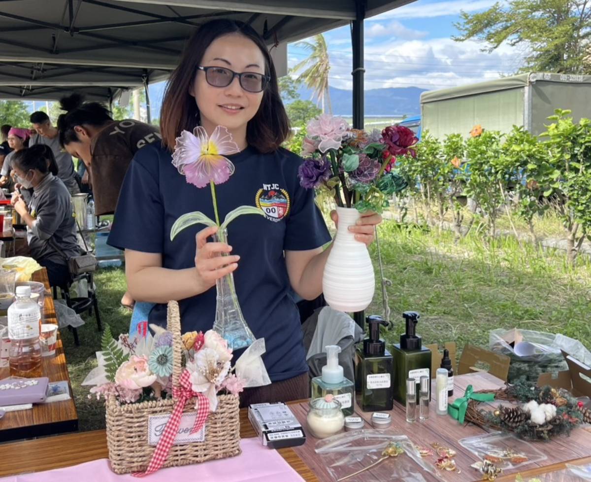 東專劉芳吟老師介紹學生做的水晶花作品