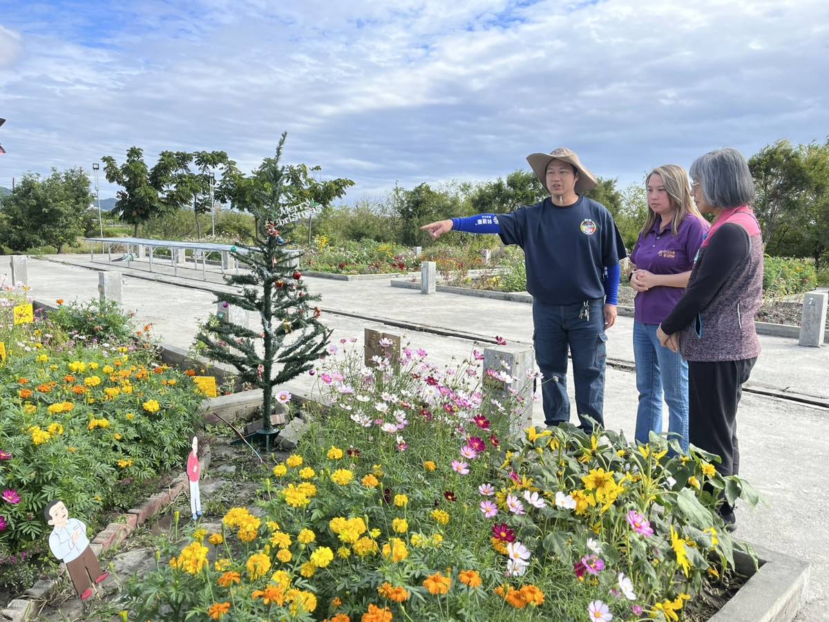 東專園藝景觀科學生帶領民眾參觀花園