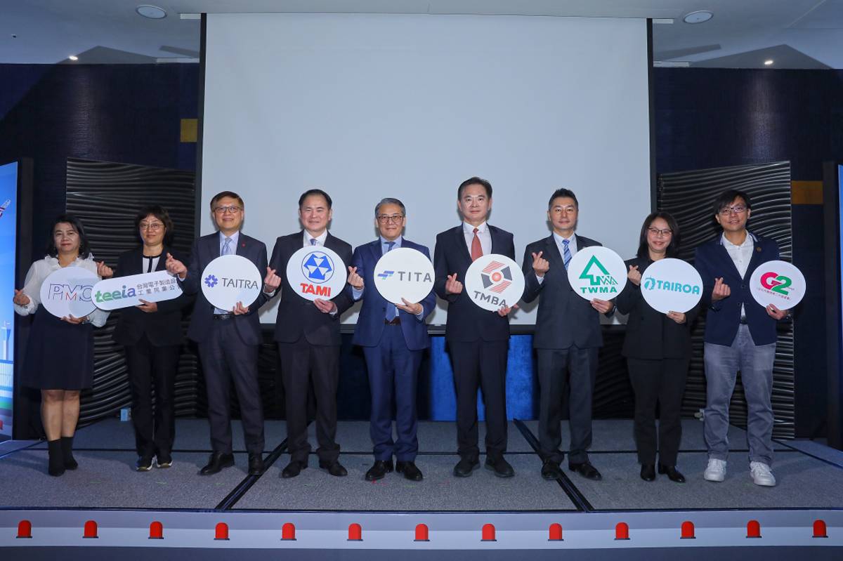 圖說：(由左至右)
精密機械研究發展中心周麗蓉副總經理
台灣電子製造設備工業同業公會張雁媜副秘書長
中華民國對外貿易發展協會周秀隆副秘書長
台灣機械工業同業公會莊大立理事長
經濟部國際貿易署劉威亷署長
台灣工具機暨零組件工業同業公會林松益副理事長
臺灣木工機械工業同業公會涂旻聖常務理事
社團法人台灣智慧自動化與機器人協會朱盈勳副秘書長
臺中市機械業二代協進會張為鈞會長
