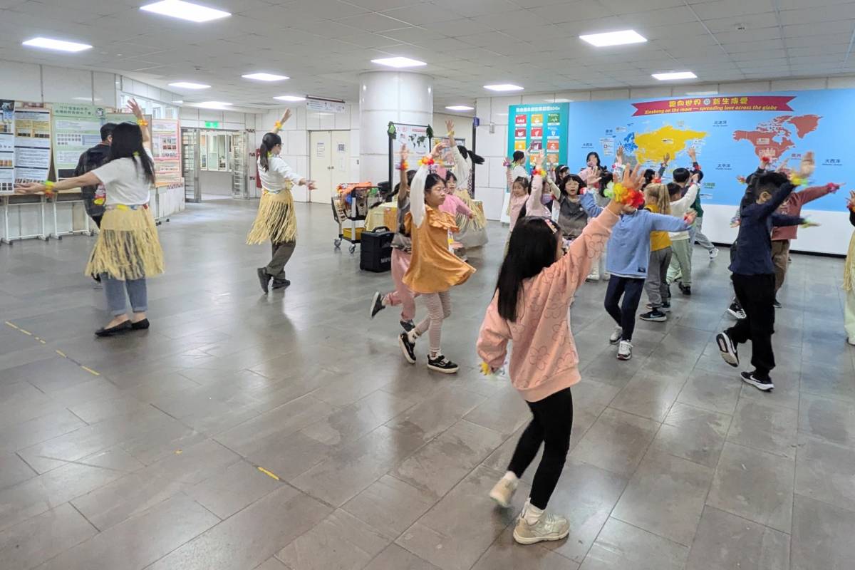 學生體驗美國夏威夷草裙舞