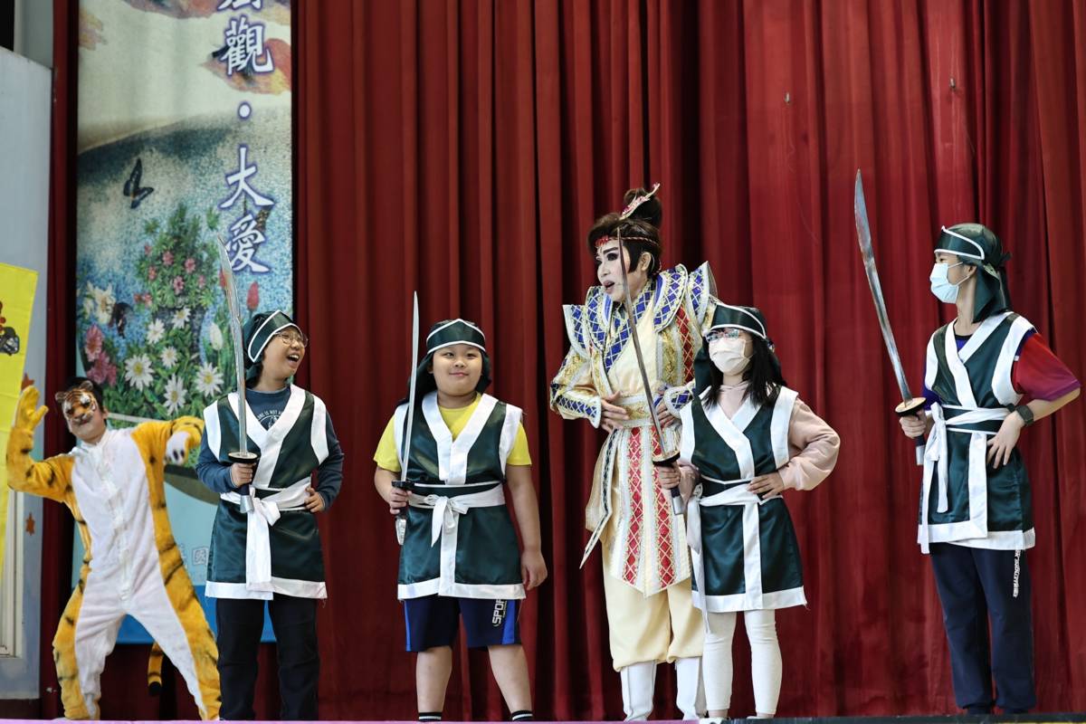 帶小學生體驗歌仔戲魅力 明義國小邀明華園進入校園