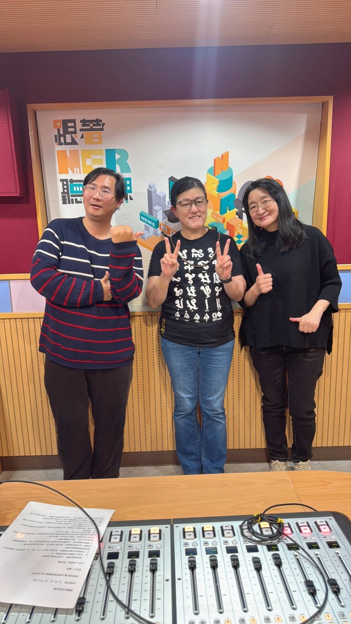 來賓菲律賓老師陳嘉絲(中)與主持人們