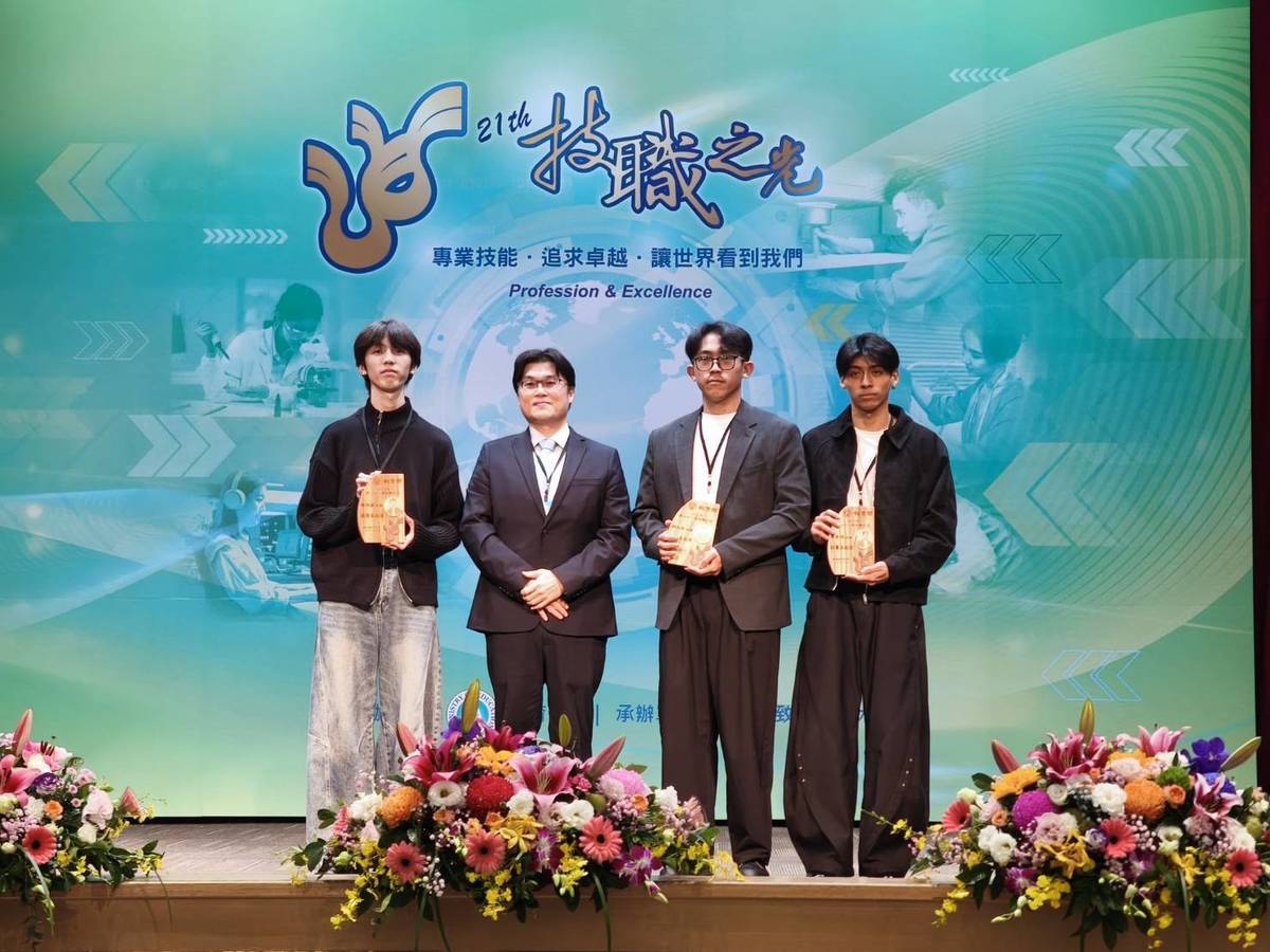 國立雲林科技大學工業設計系蔡燦篆、黃韋傑、關旭森同學，以作品「道路守護者－再生橡膠人孔蓋」獲得肯定，由教育部次長朱俊彰(左二)頒獎。