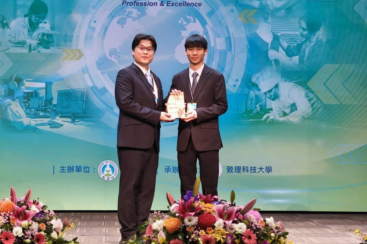 國立成功大學附屬臺南高工資訊科學生鄭畇溥(右)，擔任白帽駭客，受邀合法攻擊教育部與行政院國家資通安全會報，協助查找多項政府及校園網站的資安弱點，優異表現獲得「技職傑出獎」，由教育部次長朱俊彰頒獎。