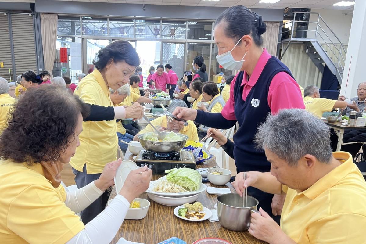 歲末年終，慈濟臺東四維C級巷弄長照站規劃溫馨圍爐活動，讓長者在歡喜的氛圍中團聚。