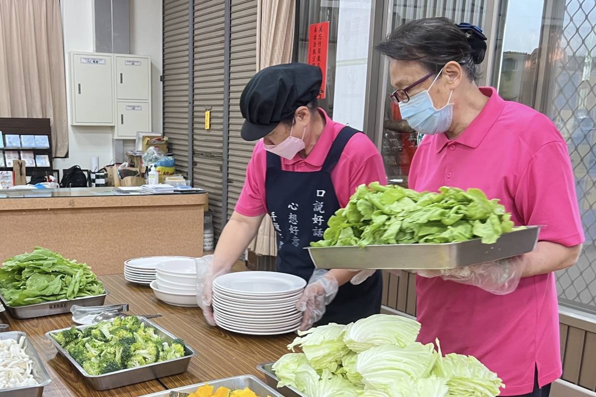 慈濟志工合力為長照站的長者準備養生火鍋餐