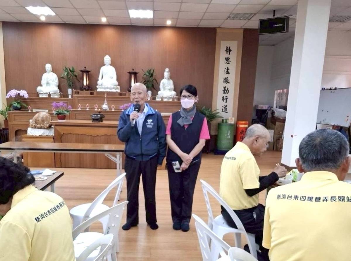 猶如家中長輩，受大家非常敬重的慈濟臺東志工李爺爺（左），祝福大家心存善念，新的一年平安吉祥。