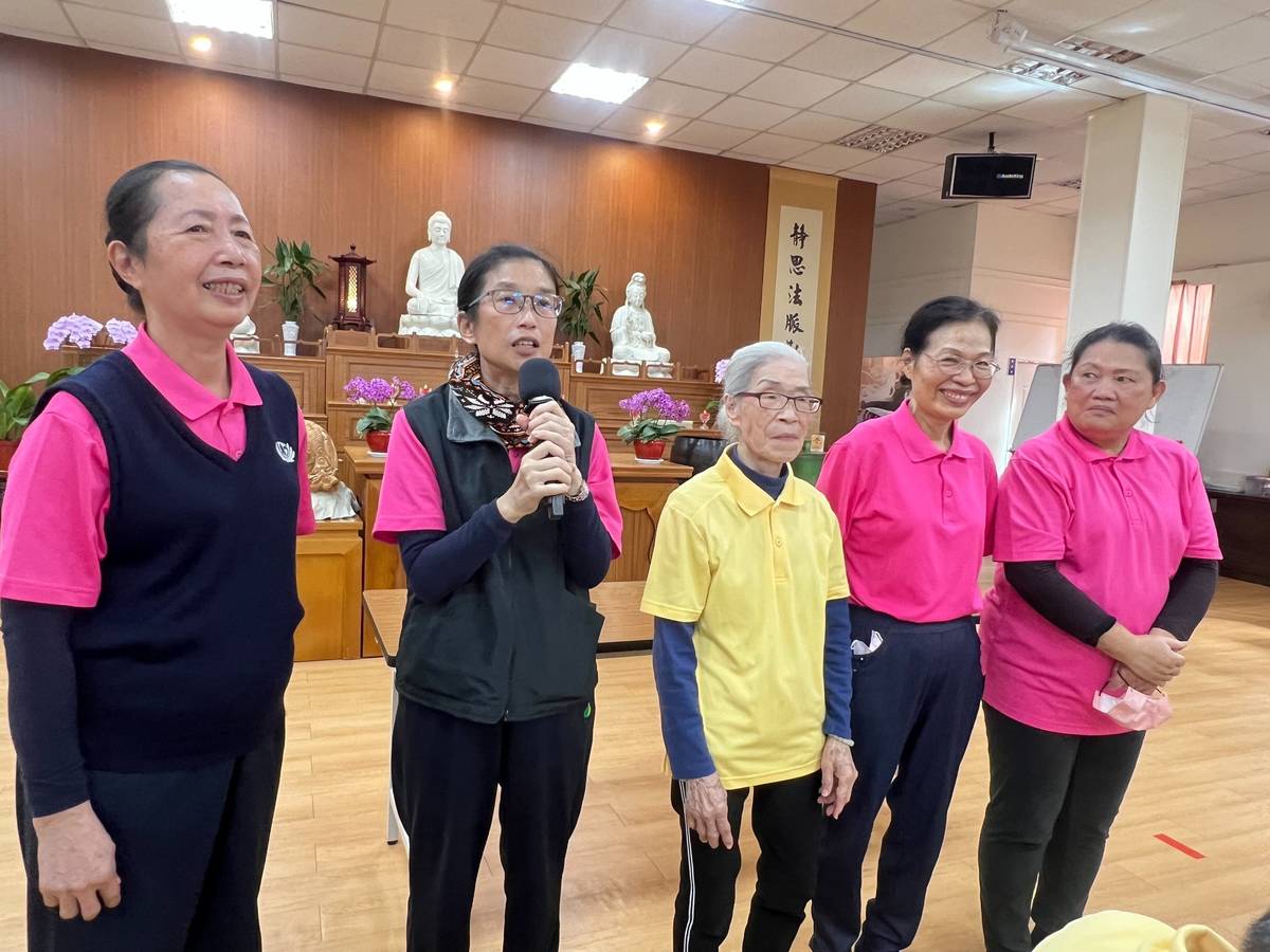 慈濟志工和長者分享感想