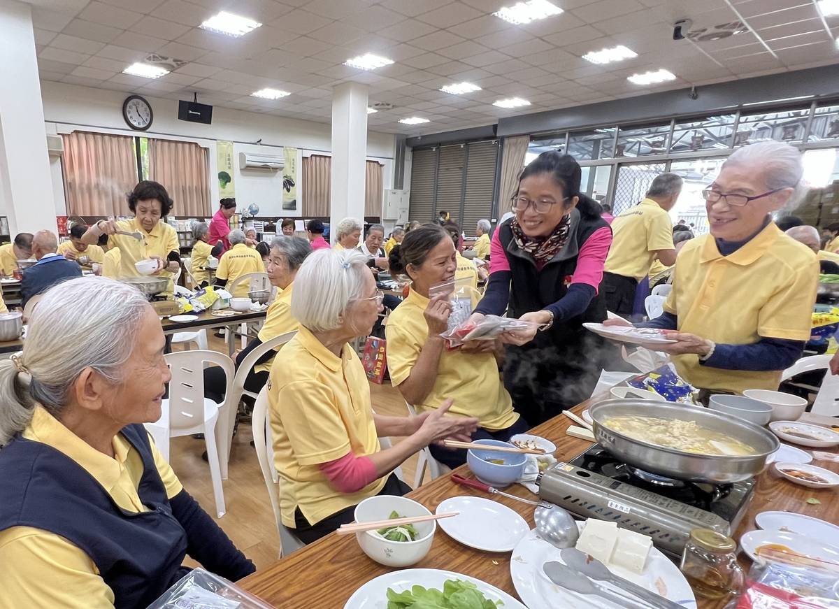 慈濟志工分送小點心給長照站長者