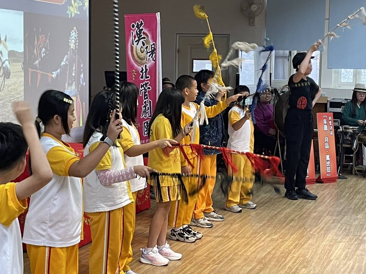 大忠國小學生體驗戲曲身段
