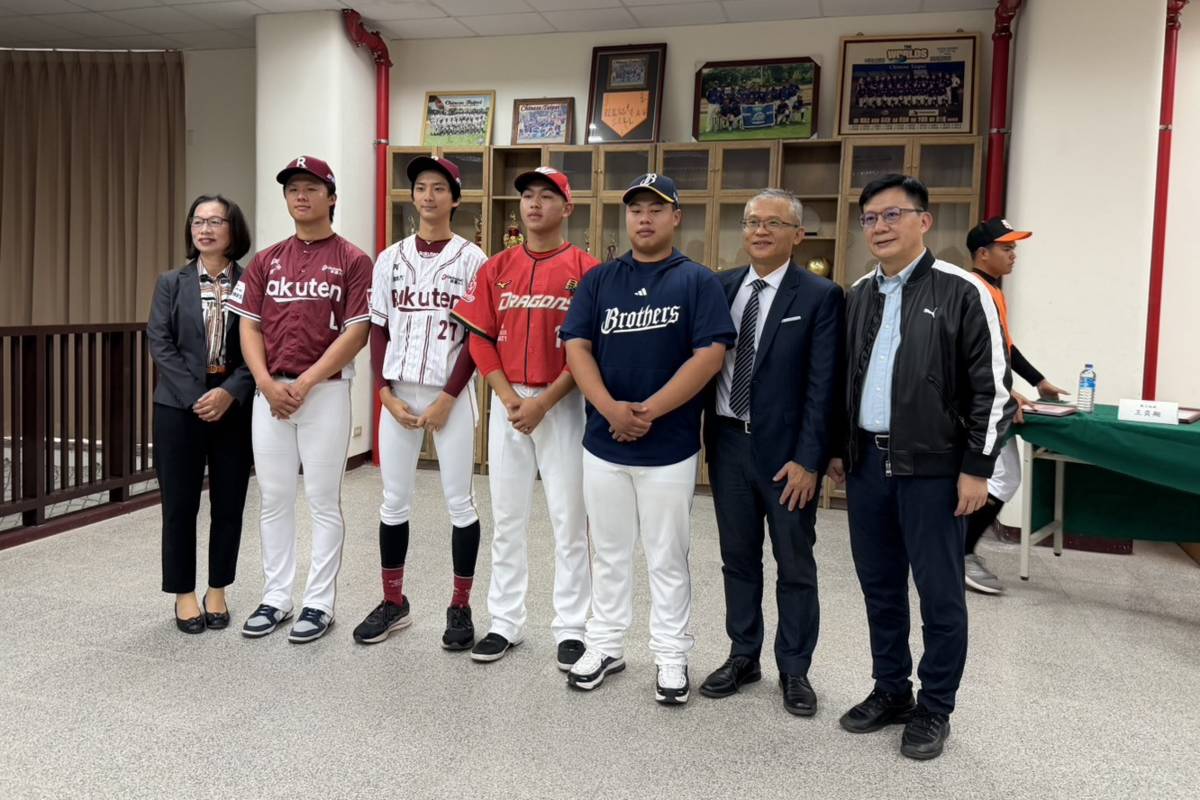 中職新星捐款回饋母校西苑高中棒球隊。