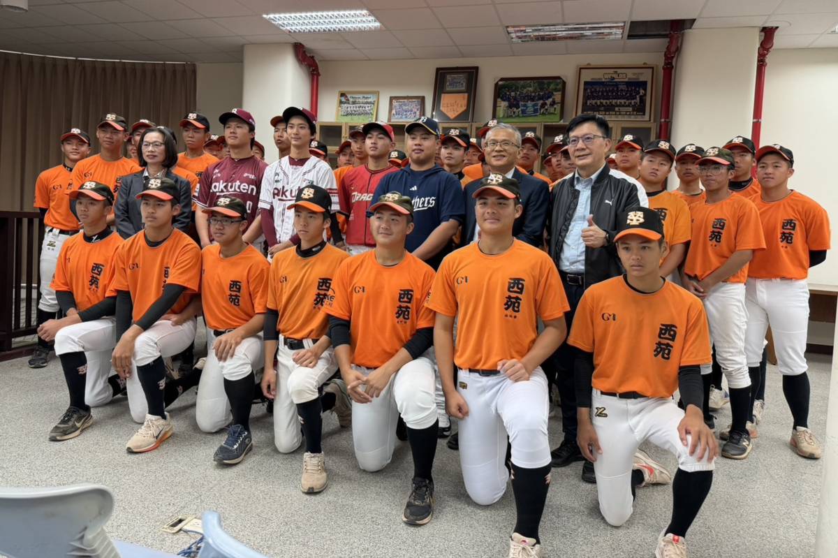 中職新星捐款回饋母校西苑高中棒球隊，教育部次長張廖萬堅勉只要有夢，沒有不可能。