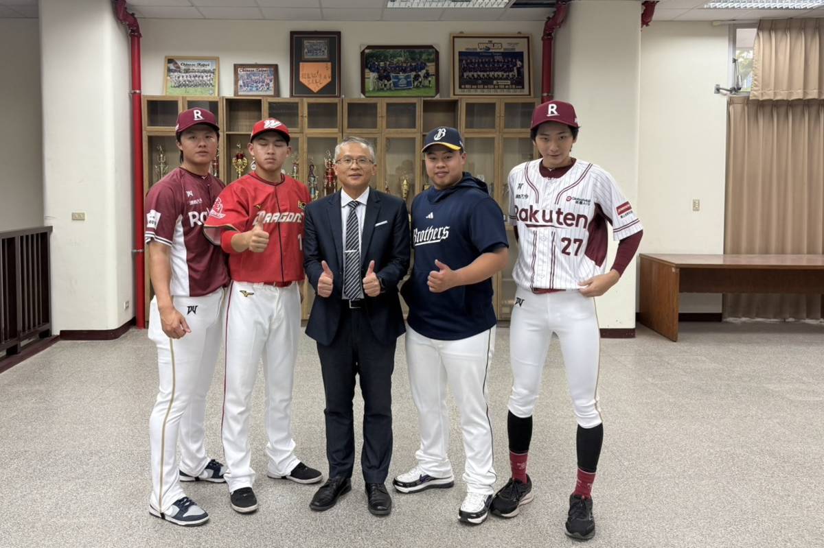 中職新星捐款回饋母校西苑高中棒球隊，校長劉洲溶（圖中）肯定善的循環。